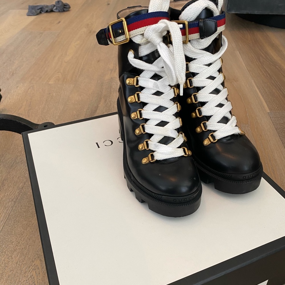 Gucci Leather ankle boot with Sylvie Web